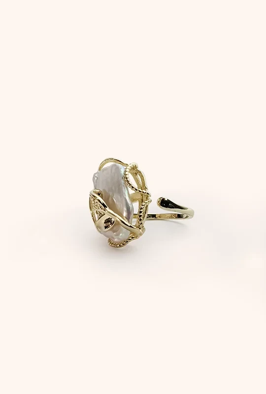 Golden Aura Pearl Ring